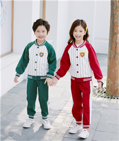 冬季中(zhōng)小(xiǎo)學生(shēng)運動服裝遠照（綠白(bái)紅）
